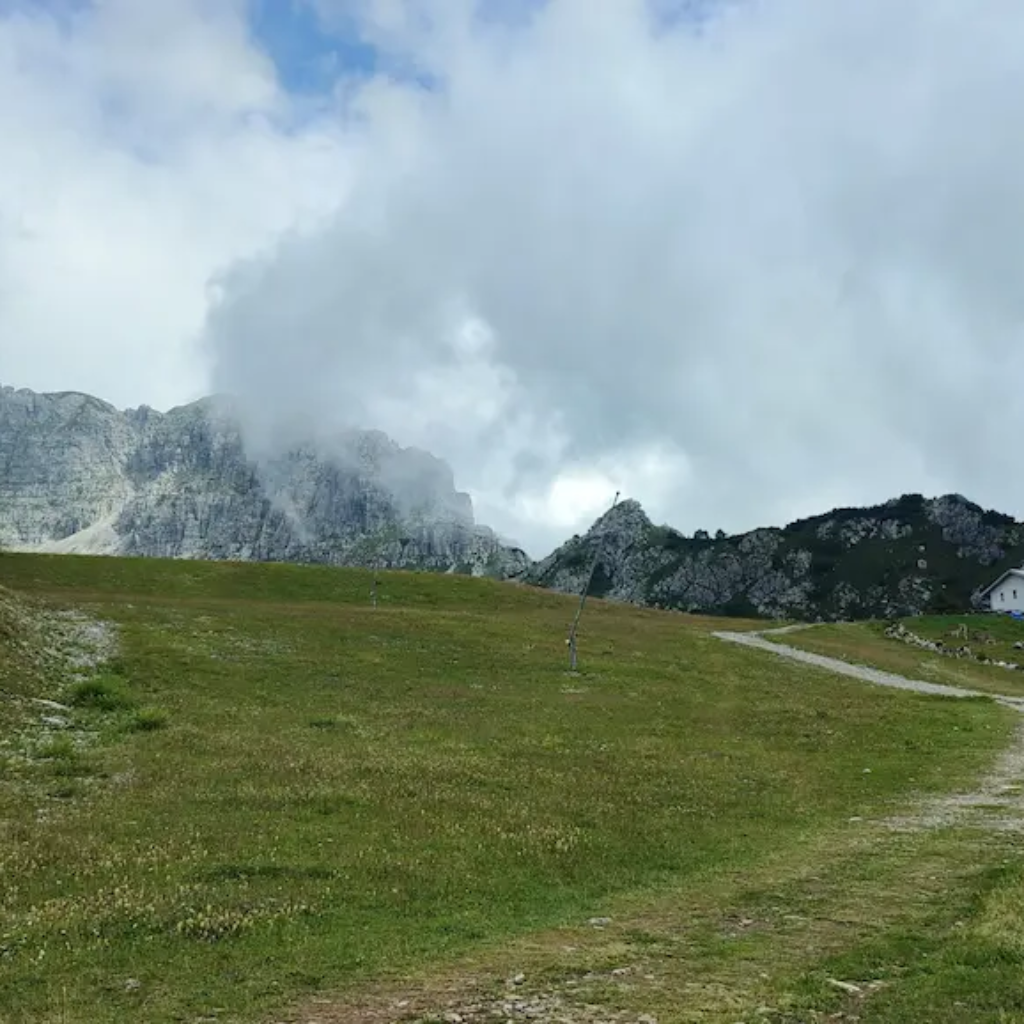 Piani di Bobbio trekking. Immagine del rifugio Lecco